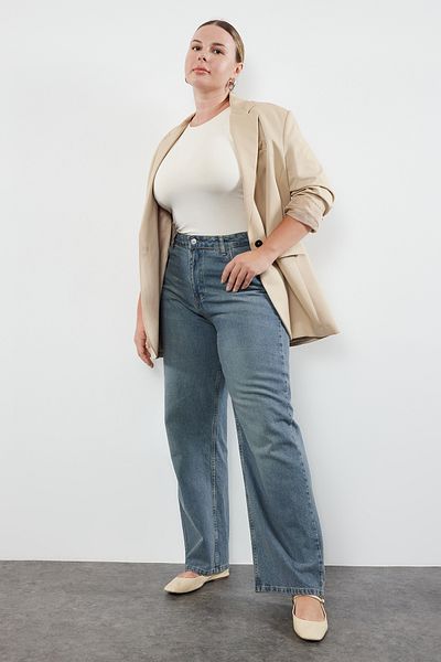 Trendyol Curve Blaue Vintage-Jeans mit verwaschenem Effekt und hoher Taille, weites Bein, Übergröße TBBSS24CJ00042