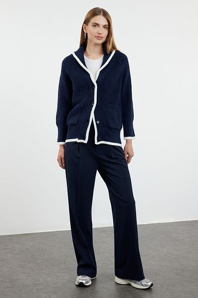 Trendyol Collection Premium-Strickjacke in Marineblau mit weicher Textur – breite Passform TWOAW25HI00032