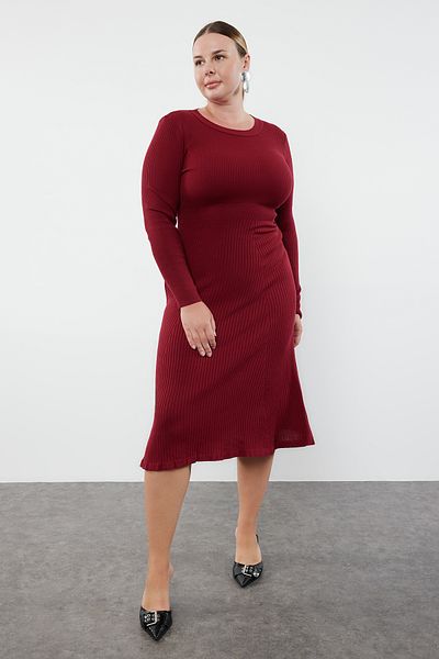 Trendyol Curve Weinrotes Midi-Strickkleid – gerippter Rundhalsausschnitt TBBAW24AH00021
