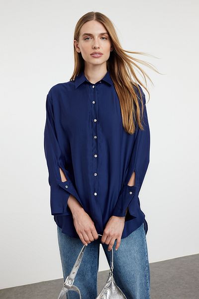 Trendyol Modest Marineblaues Hemd aus Satingewebe - TCTSS24TG00079