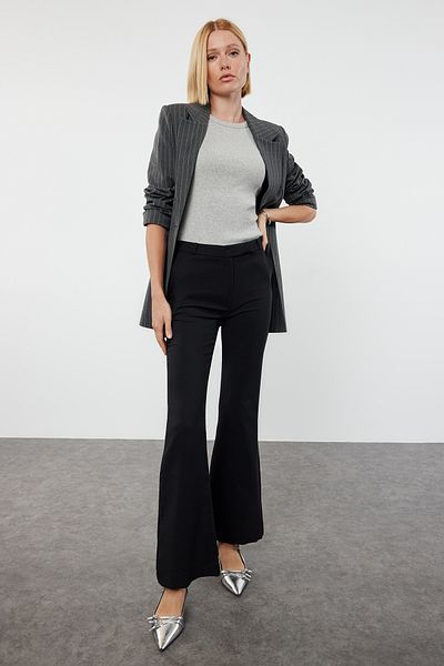 Trendyol Collection Schwarze, ausgestellte/spanische Stoffhose mit gewebtem Bein TWOAW25PL00010
