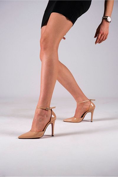 Ayakkabı Ateşi Pantofi de design cu toc subțire pentru femei cu cască din piele lăcuită nudă Stiletto Noppa