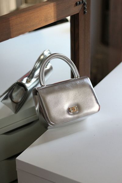 Moom Bag Geantă de umăr cu mâner din piele moale, argintie, strălucitoare