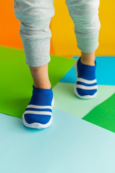 First Step حذاء رياضي تريكو للأطفال بنعل ميموري فوم خفيف للغاية مع شريط أبيض Saks-m-1002