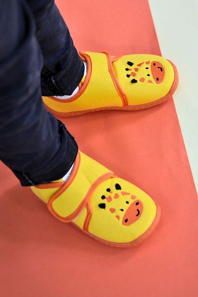 First Step Παντόφλες Velcro για κορίτσια με κεντημένο κίτρινο καμηλοπάρδαλη-F-737