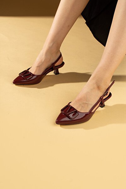 Ege's Shoes جلد كلاريت أحمر لامع - إبزيم على شكل حرف V، حزام خلفي، كعب قصير، ...