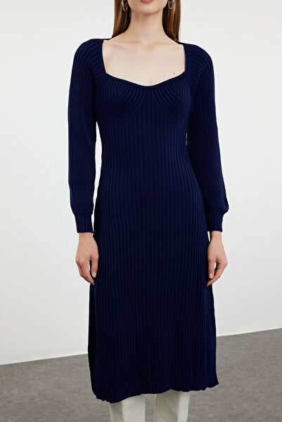 Trendyol Collection Midi pletené šaty s límcem v námořnické modré barvě - TWOAW24EL00212