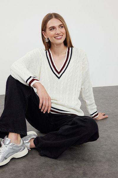 Trendyol Collection Трикотажний светр у смужку з екрю з застібкою з листового металу з V-подібним вирізом TWOAW25KZ00189