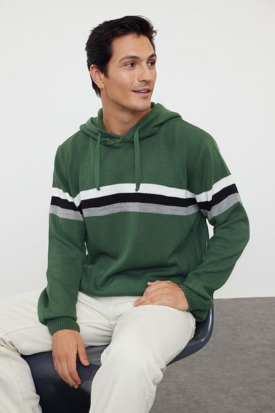 Trendyol Collection Grün gestreifter Slim-Fit-Strickpullover mit Kapuze – TMNAW21KZ0517