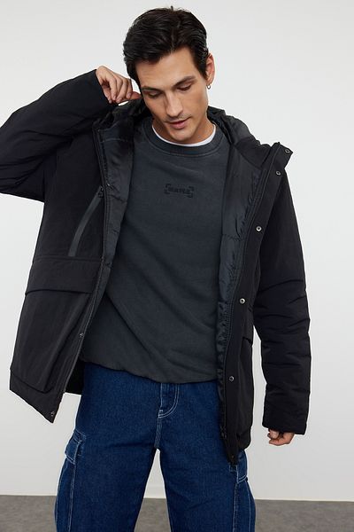 Trendyol Collection Schwarzer Herrenparka in normaler Passform – Taslan Winter, TMNAW25MO00008