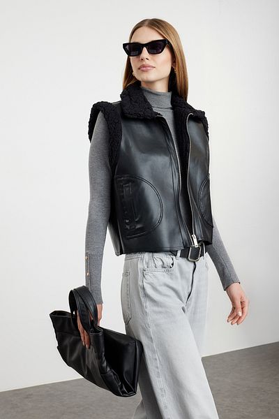 Trendyol Collection Schwarze Winterweste aus Kunstleder mit Plüschdetails in normaler Passform TWOAW25YE00038