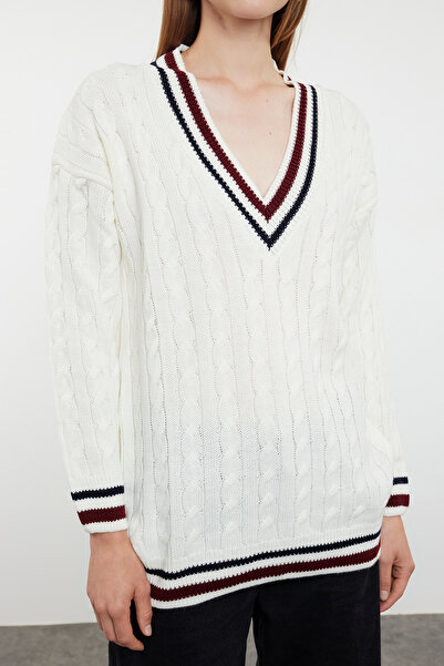 Trendyol Collection Pruhovaný ecru pletený svetr s výstřihem do V – cop do vlasů, Twoaw25kz00189