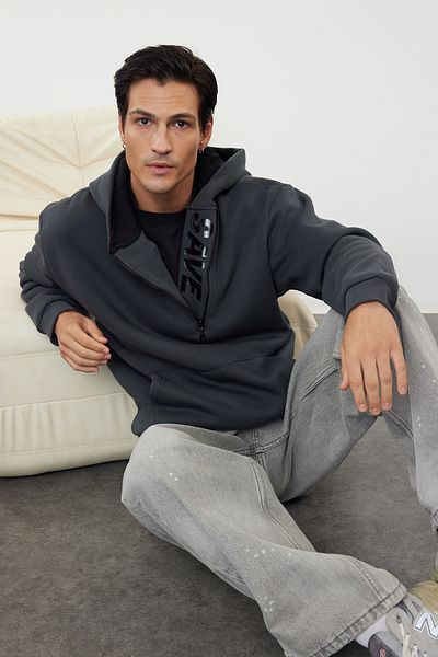 Trendyol Collection Anthrazitfarbenes, übergroßes Fleece-Kapuzenpullover mit Reißverschluss – Textdruck TMNAW25SW00074