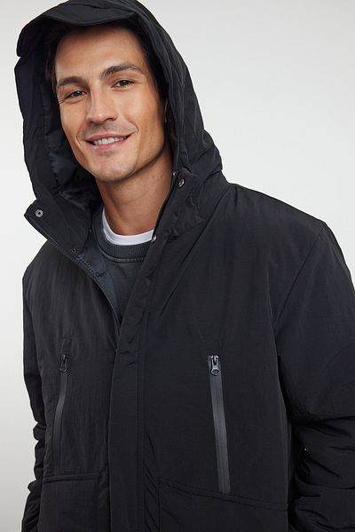 Trendyol Collection Schwarzer Herrenparka in normaler Passform – Taslan Winter, TMNAW25MO00008