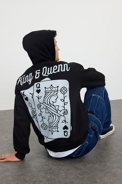 Trendyol Collection Черен суитшърт от полар с щампа на картичка - голям размер с качулка TMNAW25sw00080