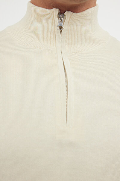 Trendyol Collection Ecru Regular Bavlněný svetr s polovičním rolákem, hladký úplet TMNAW25KZ00039