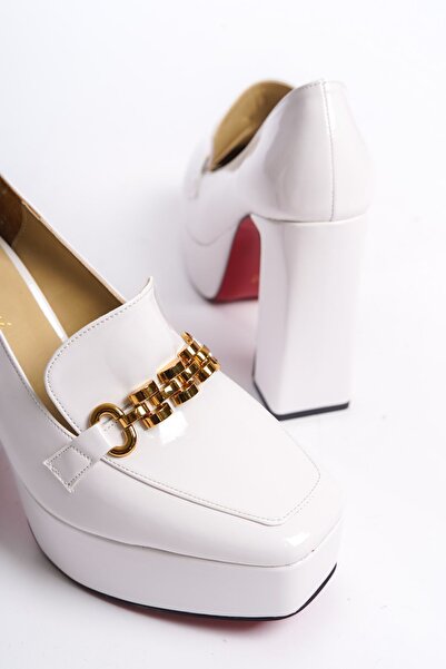 Ayakkabı Ateşi Bílé lakované dámské boty na středním podpatku s designovou přezkou na platformě Vanera