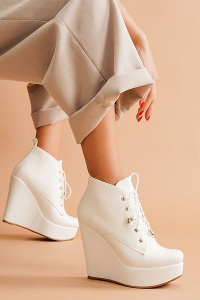 Ayakkabı Ateşi Γυναικείες μπότες Rosta White Skin Lace Up Wedge Heeled