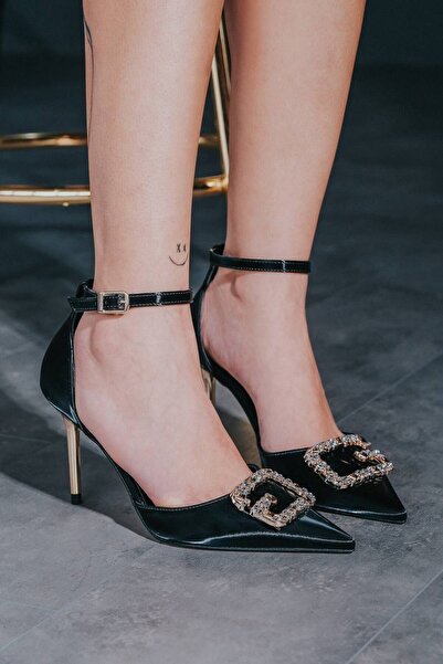 Ayakkabı Ateşi Pantofi de damă cu toc subțire din satin negru cu cataramă spe...