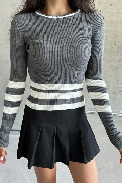 MODAGEN Antracitový široký pruhovaný dámský úpletový svetr - výstřih