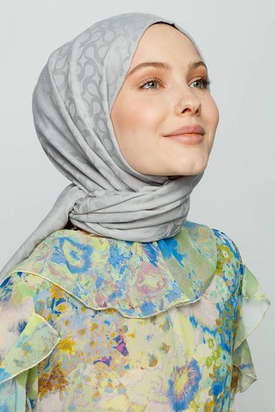 VALORSCARF Silver Gray Bloom Patterned Shawl