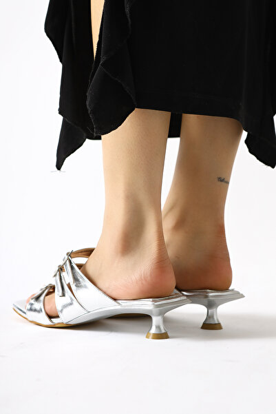 Limoya Προσφορά προϊόντος για γυναικείες παντόφλες Mellanie Silver λουστρίνι με τρεις ρίγες και κοντό τακούνι