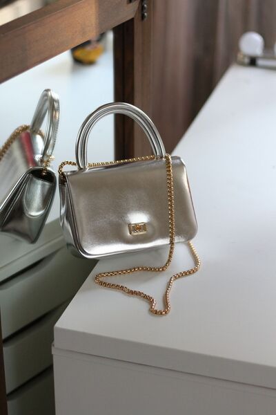 Moom Bag Geantă de umăr cu mâner din piele moale, argintie, strălucitoare