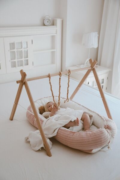 DERY BABY Babynest Bebek Yatagı + Ahşap Oyun Alanı Baby Gym + Sallanan Oyunca...