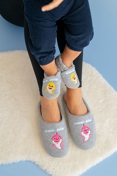 First Step شباشب Mommy and Baby Shark للأم ونعال أطفال (يتم بيع النعال والنعال بشكل منفصل)