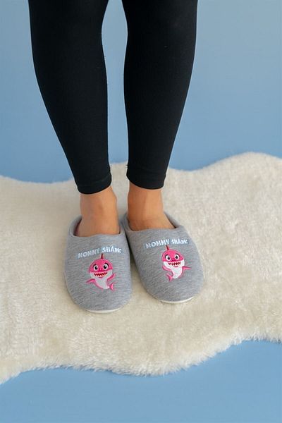 First Step شباشب Mommy and Baby Shark للأم ونعال أطفال (يتم بيع النعال والنعال بشكل منفصل)