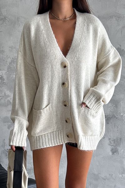 FEMELLE Cardigan de damă din tricotaje de culoare bej - cu umăr căzut, buzunare duble și detaliu cu nasturi