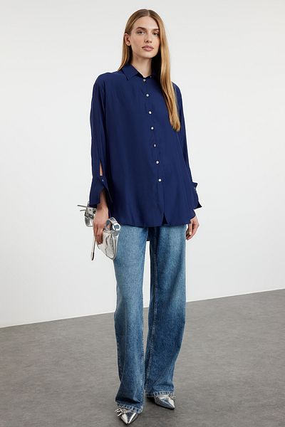 Trendyol Modest Marineblaues Hemd aus Satingewebe - TCTSS24TG00079
