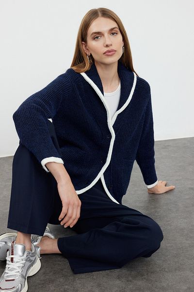 Trendyol Collection Premium-Strickjacke in Marineblau mit weicher Textur – breite Passform TWOAW25HI00032