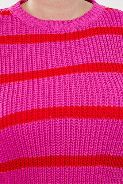 Trendyol Curve Růžový proužkovaný pletený svetr Relax - od ramene TBBAW23AN00195