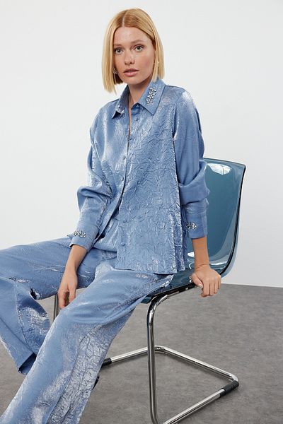 Trendyol Collection Szatén szőtt sötétkék ing és nadrág szett - kiegészítőkkel TWOAW25AU00088
