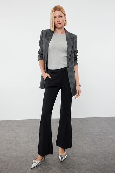 Trendyol Collection Schwarze, ausgestellte/spanische Stoffhose mit gewebtem Bein TWOAW25PL00010
