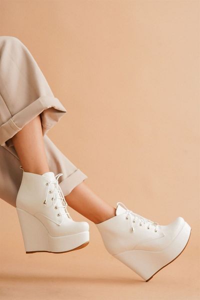 Ayakkabı Ateşi Γυναικείες μπότες Rosta White Skin Lace Up Wedge Heeled