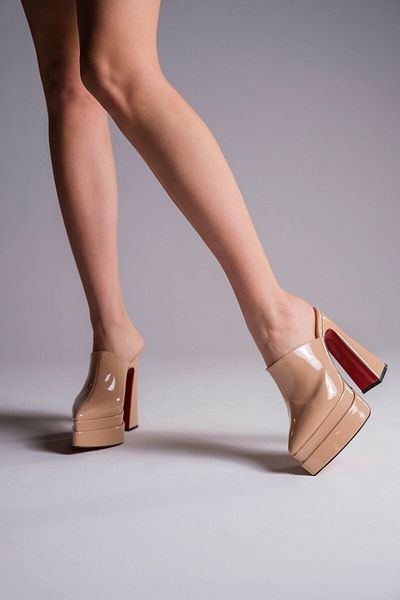 Ayakkabı Ateşi Nude Patent Leather Double Platform Design Closed Toe Women's Slippers High Heeled Shoes Sortie