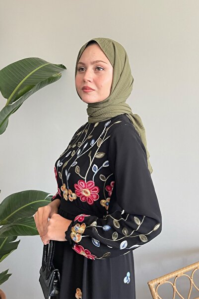 InStyle Šifónové šaty Daisy Flowers - čierne