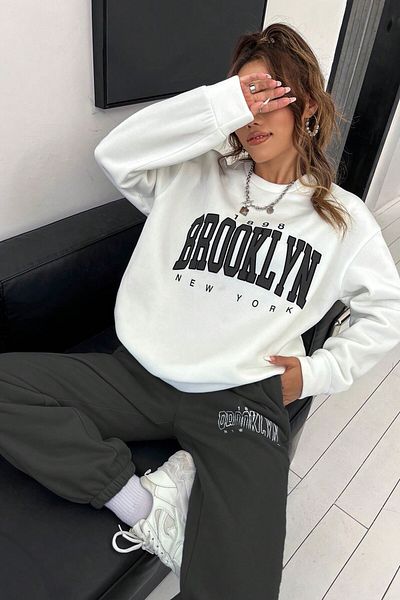 MODAGEN Antracit fehér Brooklyn nyomott nagyméretű női tréningruha szett - Crew Neck