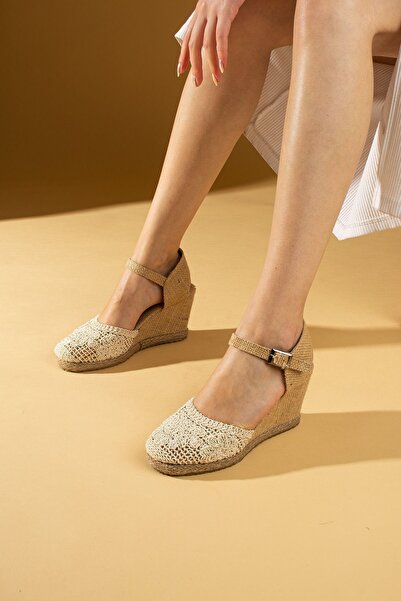 Ege's Shoes صندل نسائي يومي أنيق ومطرز بنعل مريح من القش باللون البيج