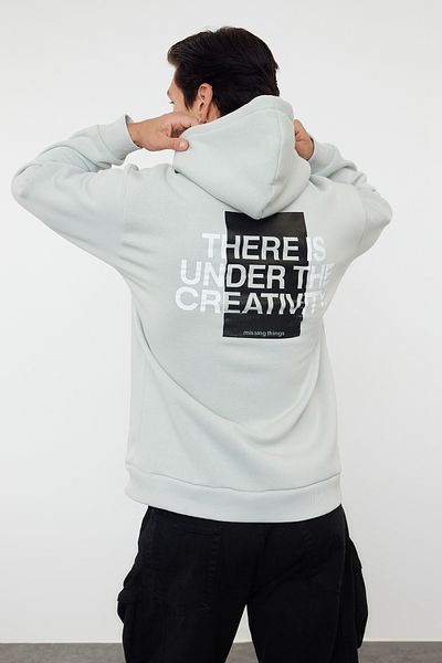 Trendyol Collection Graues, übergroßes/breit geschnittenes Kapuzen-Sweatshirt aus 100 % Baumwolle mit langen Ärmeln und Textdruck auf der Rückseite TMNAW24SW00220