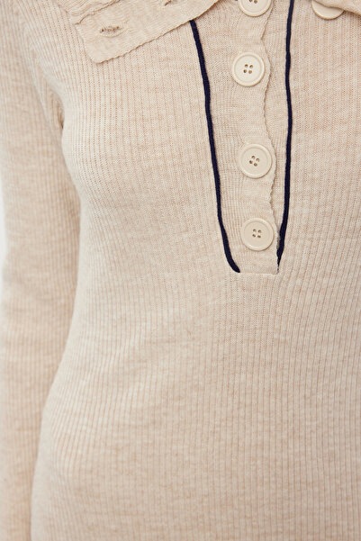 Trendyol Collection Pletené pruhované midi šaty - detail paspulky, barva kamene Twoaw25El00007