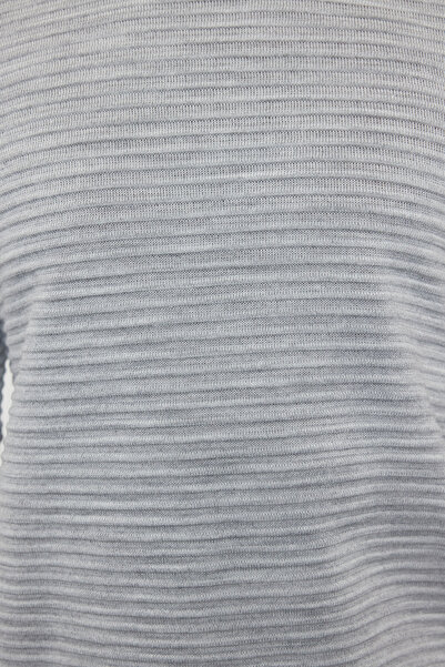 Trendyol Collection Šedý Slim Slim Fit Texturovaný pletený svetr s polovičním rolákem Tmnaw20Ls0012