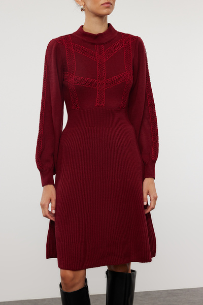 Trendyol Collection Vínové mini úpletové šaty s krajkou TWOAW22EL0011