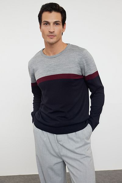 Trendyol Collection Grauer Slim-Strickpullover mit Rundhalsausschnitt und Farbblock TMNAW21KZ1793
