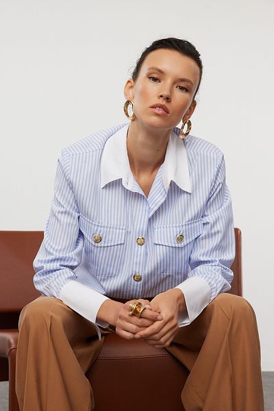 Trendyol Collection Gestreiftes blaues Hemd mit Metallknopfdetail – Kragen- und Ärmeldesign, normale Passform TWOAW25GO00023