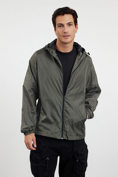 Trendyol Collection Khakifarbener Regenmantel mit Kapuze, Windjacke – reguläre Passform, saisonale Jacke TMNAW25MO00026