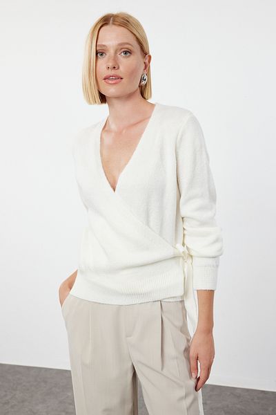 Trendyol Collection Weicher, strukturierter, zweireihiger Strickpullover in Ecru – TWOAW24KZ00181