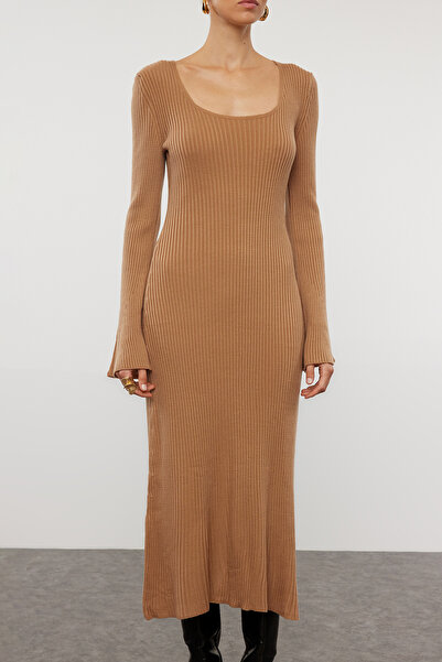 Trendyol Collection Pletené šaty Camel Midi - základní detail rukávu TWOAW24EL00117